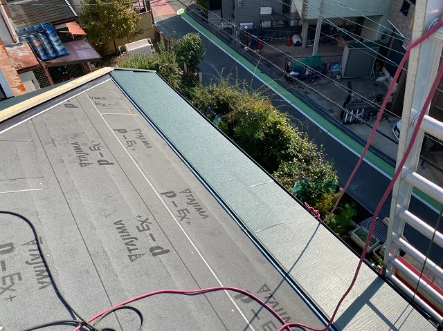 斑鳩町でスレート屋根をガルテクトでカバー工法、貫板と棟板金も設置